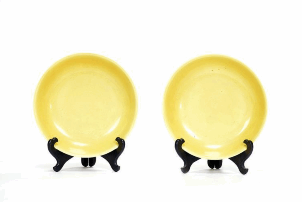 A set of two Ming dishes sold for $7,000, a fraction of the selling price for a similar single dish. Expert Lark Mason explains why.